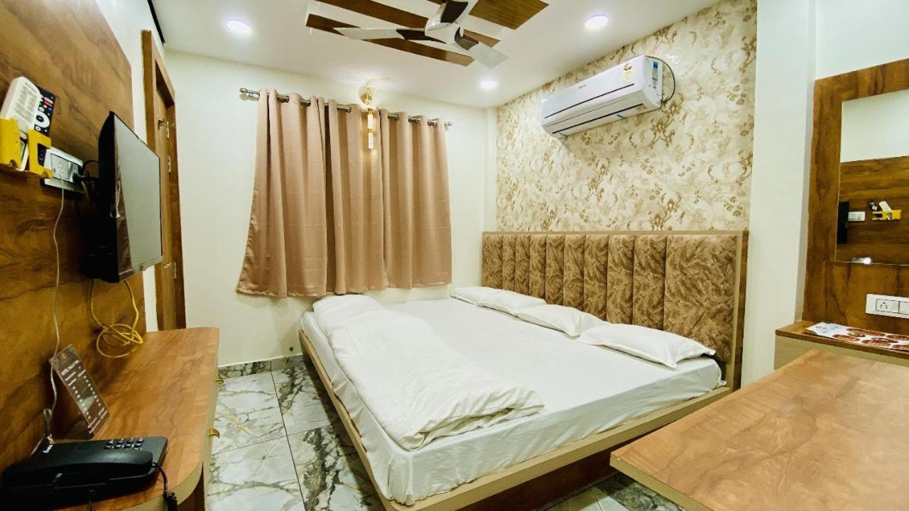 Hotel Malay Inn Uddzsaín Kültér fotó