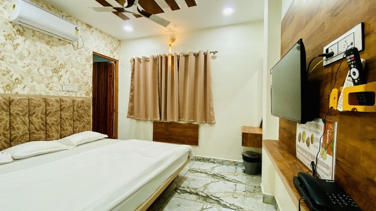 Hotel Malay Inn Uddzsaín Kültér fotó