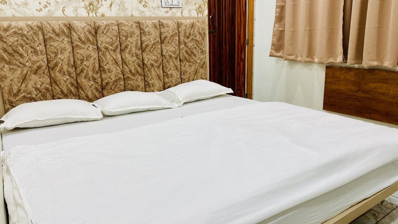 Hotel Malay Inn Uddzsaín Kültér fotó