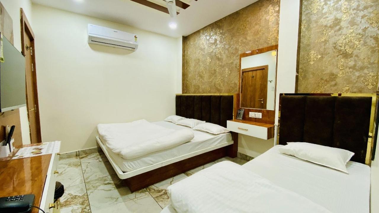 Hotel Malay Inn Uddzsaín Kültér fotó