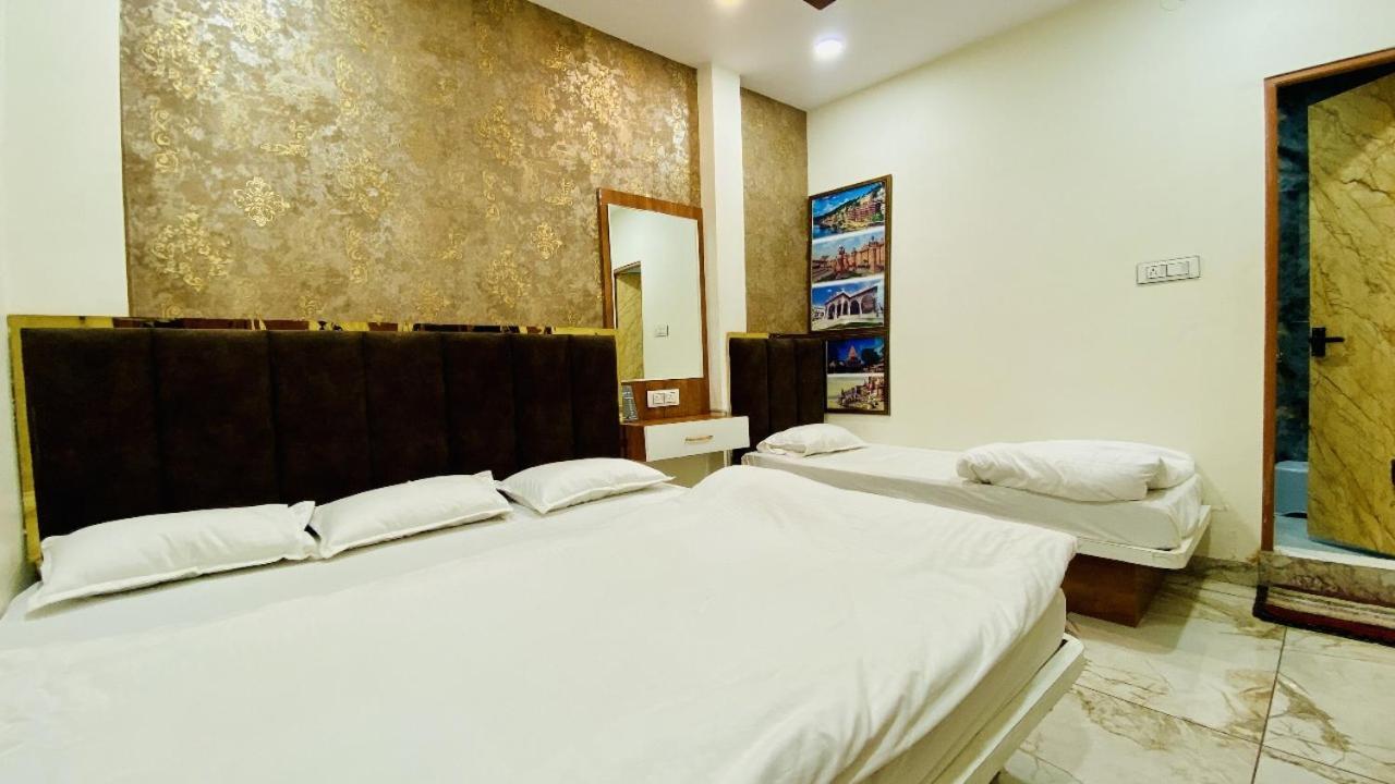 Hotel Malay Inn Uddzsaín Kültér fotó