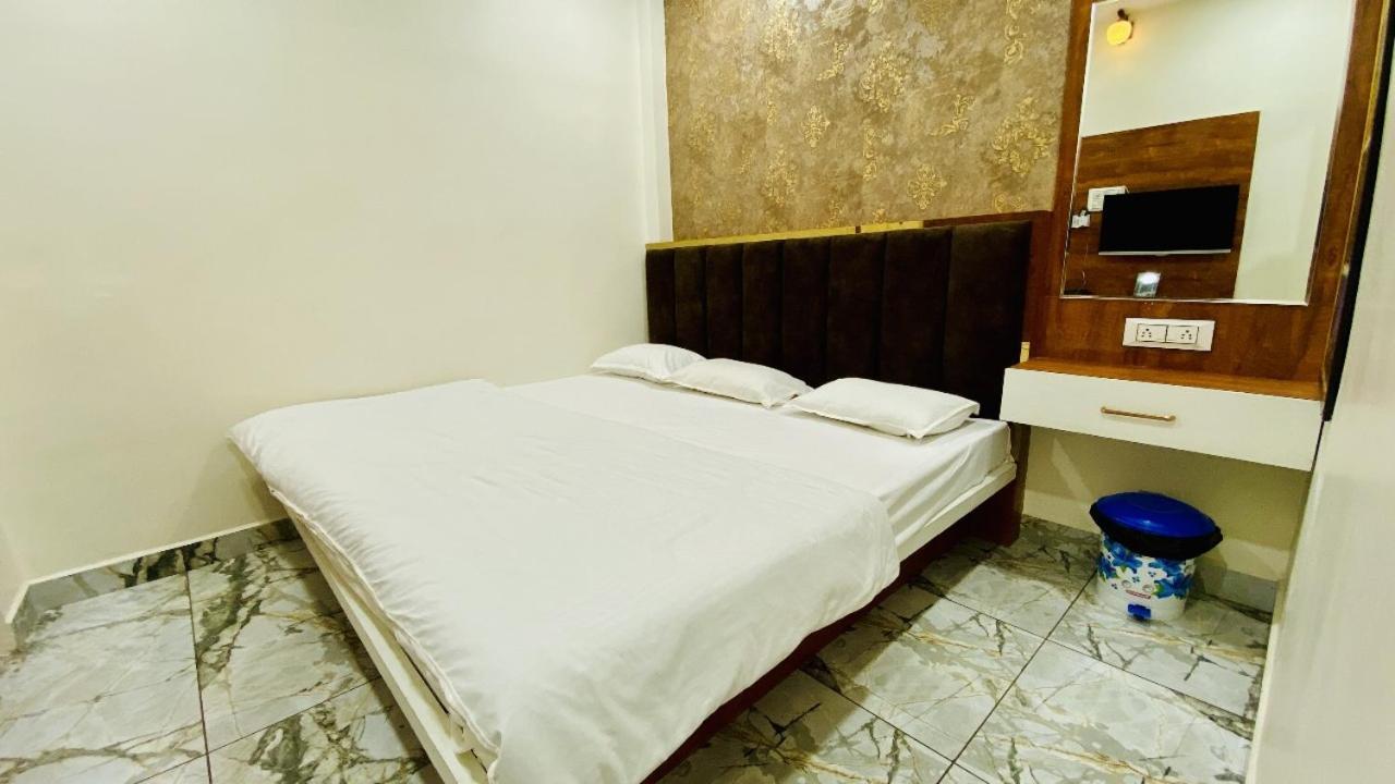 Hotel Malay Inn Uddzsaín Kültér fotó