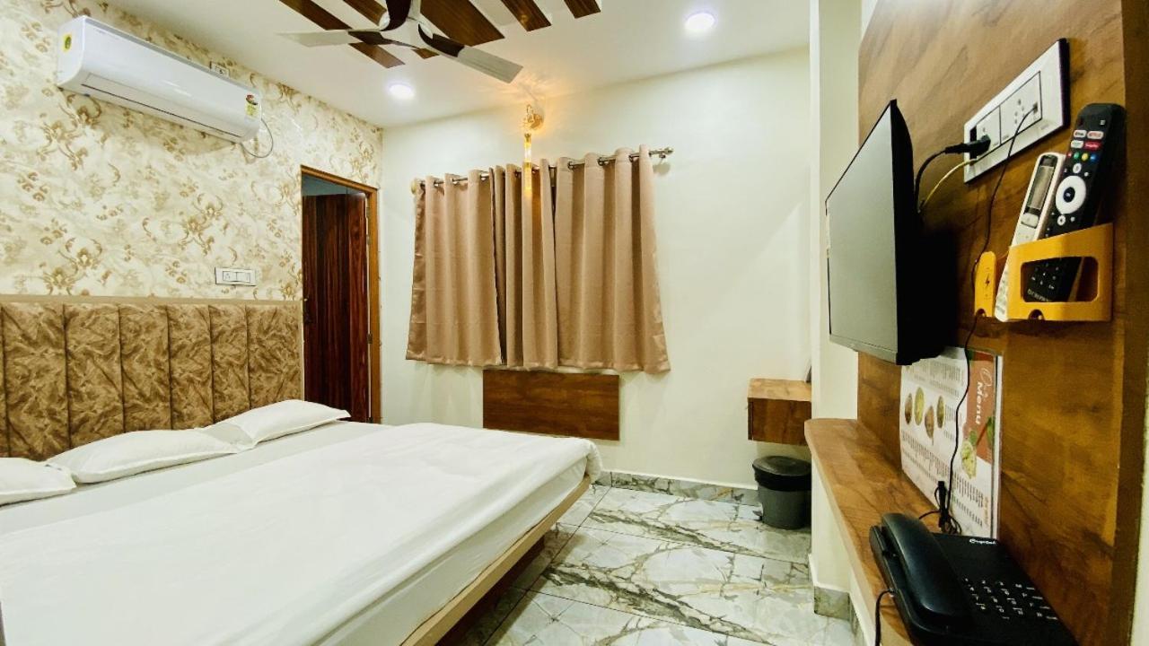 Hotel Malay Inn Uddzsaín Kültér fotó