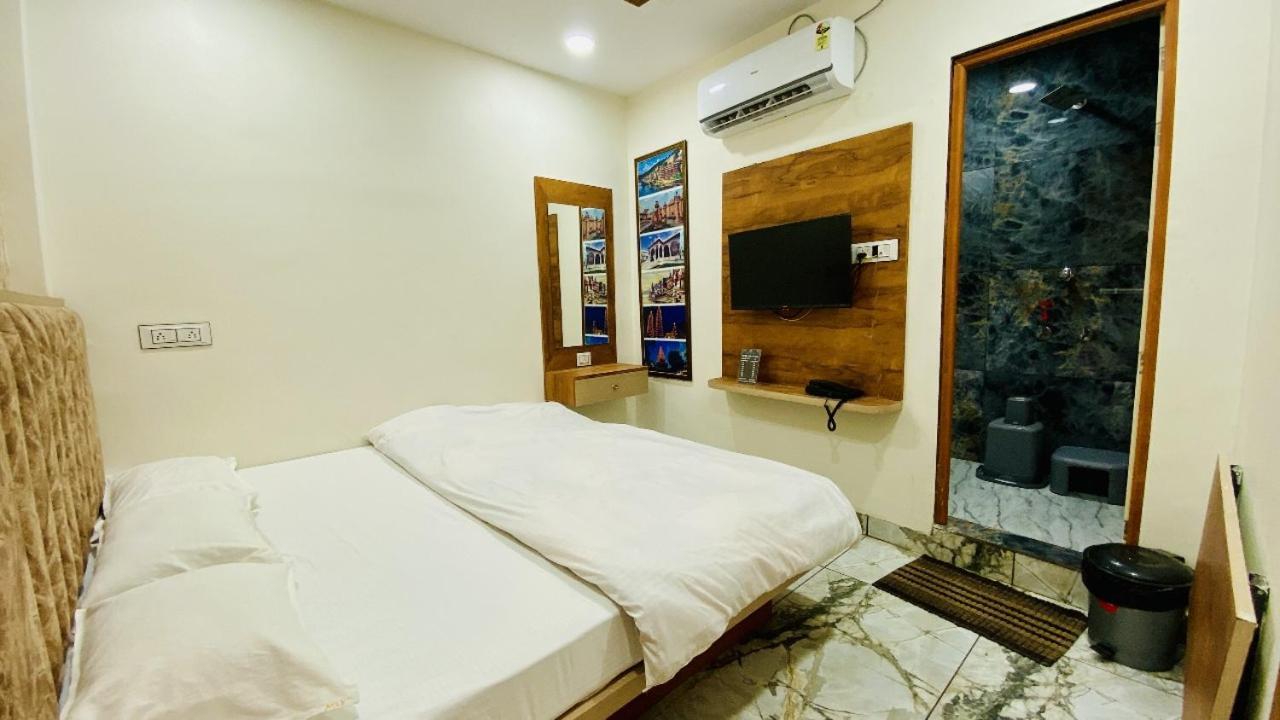 Hotel Malay Inn Uddzsaín Kültér fotó