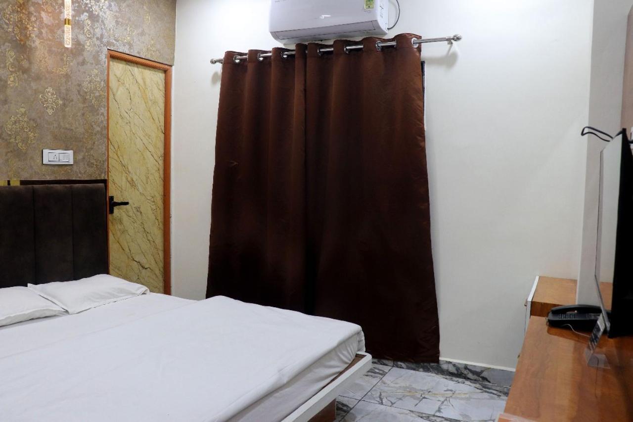 Hotel Malay Inn Uddzsaín Kültér fotó
