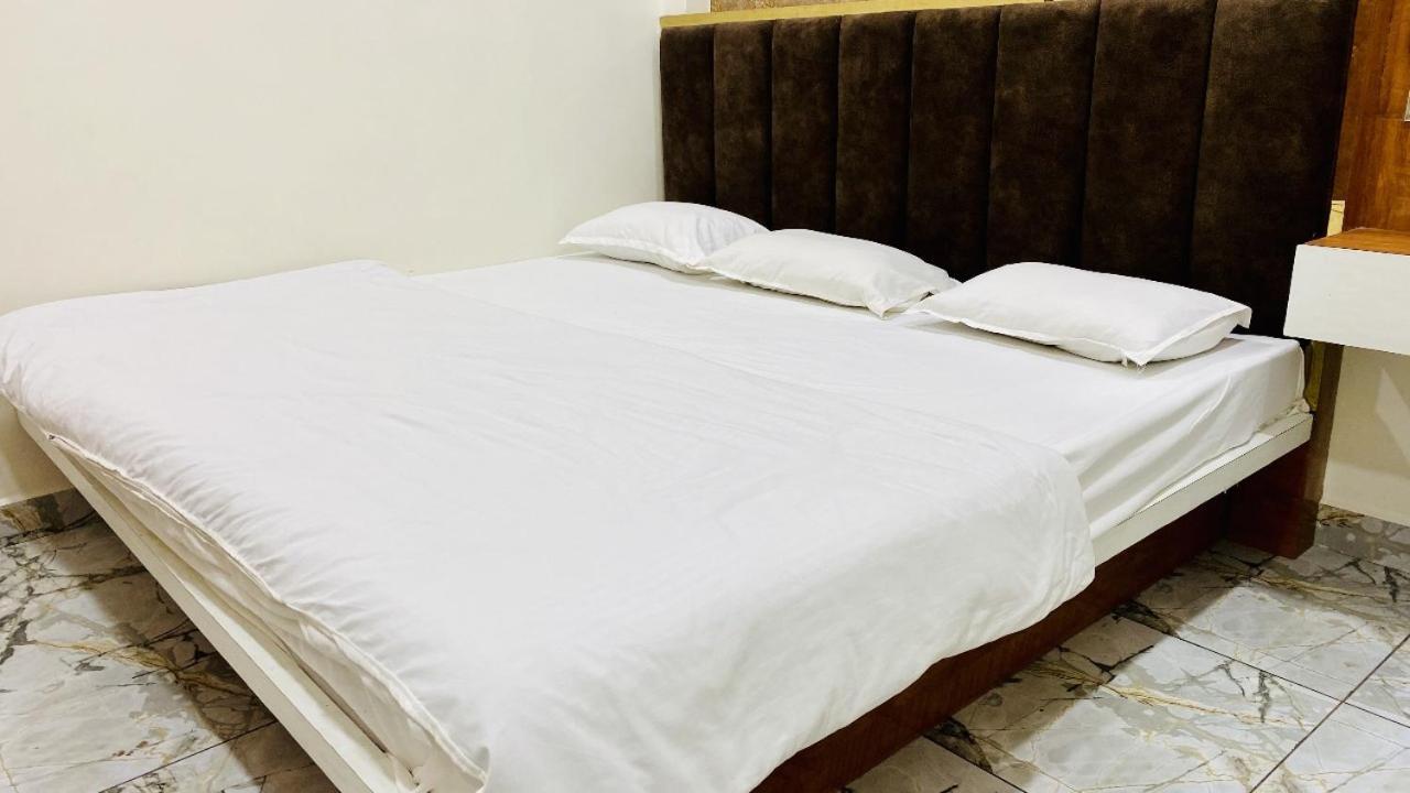 Hotel Malay Inn Uddzsaín Kültér fotó