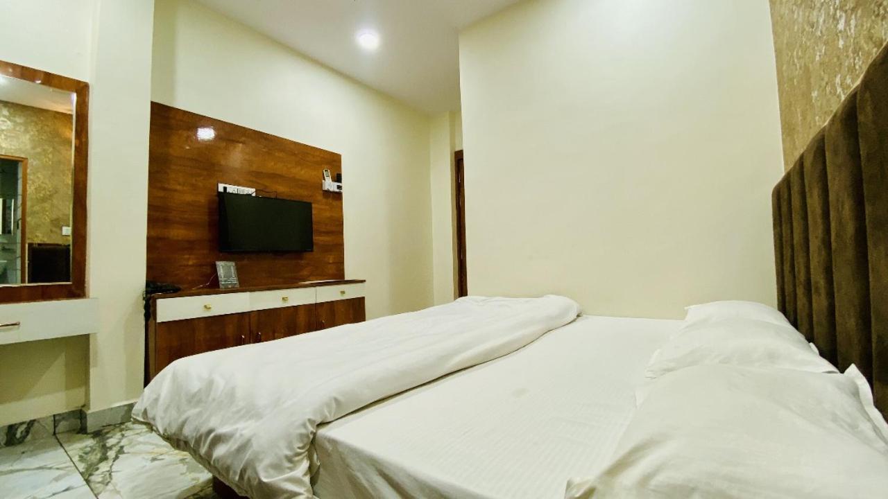 Hotel Malay Inn Uddzsaín Kültér fotó